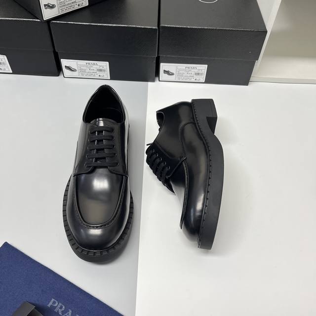 Prad*普拉达经典款系带 新款 意大利开边珠牛皮订制 新颖廓型与精致细节 设计风格焕然一新 棉加腊+黑色烤漆扣装饰 间面线边与车轮细节配锯齿状上沿 轻质橡胶鞋