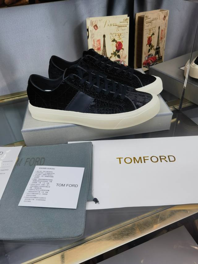 实价 汤姆 Tom Ford 美国复古轻奢款 Size：39-45 Tom Ford来自欧美品牌，贸易原单，国内罕见，不易撞款 春夏穿到秋冬，跨越温差限制，又能