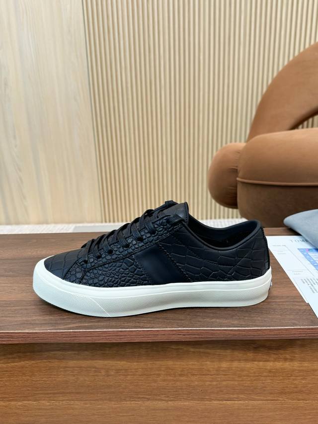 实价 汤姆 Tom Ford 美国复古轻奢款 Size：39-45 Tom Ford来自欧美品牌，贸易原单，国内罕见，不易撞款 春夏穿到秋冬，跨越温差限制，又能