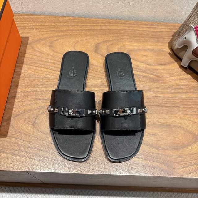 Hermes...爱马仕平底拖鞋！2025新品+爆款系列！真皮大底，独家开模五金扣，进口牛皮春夏拼色兼具颜值舒适度的单品！渠道货源女码：36-41 35 42