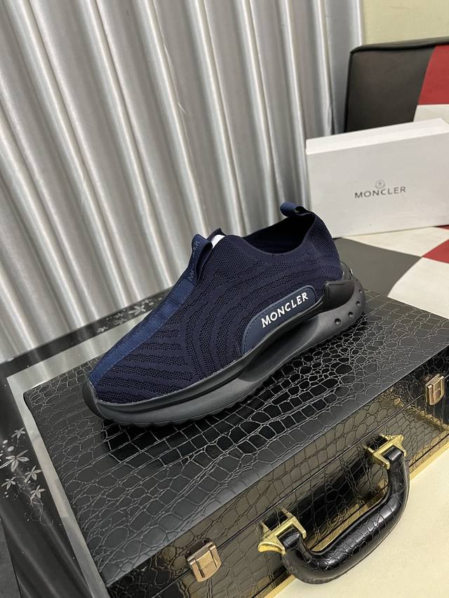出厂价Pp： Moncler 蒙口、官网同款 高品质男鞋 材料：定制小牛皮 网布透气内里真皮鞋垫 原版开模防滑大底款式类型：男士休闲运动鞋 系带款男鞋系列 欧美