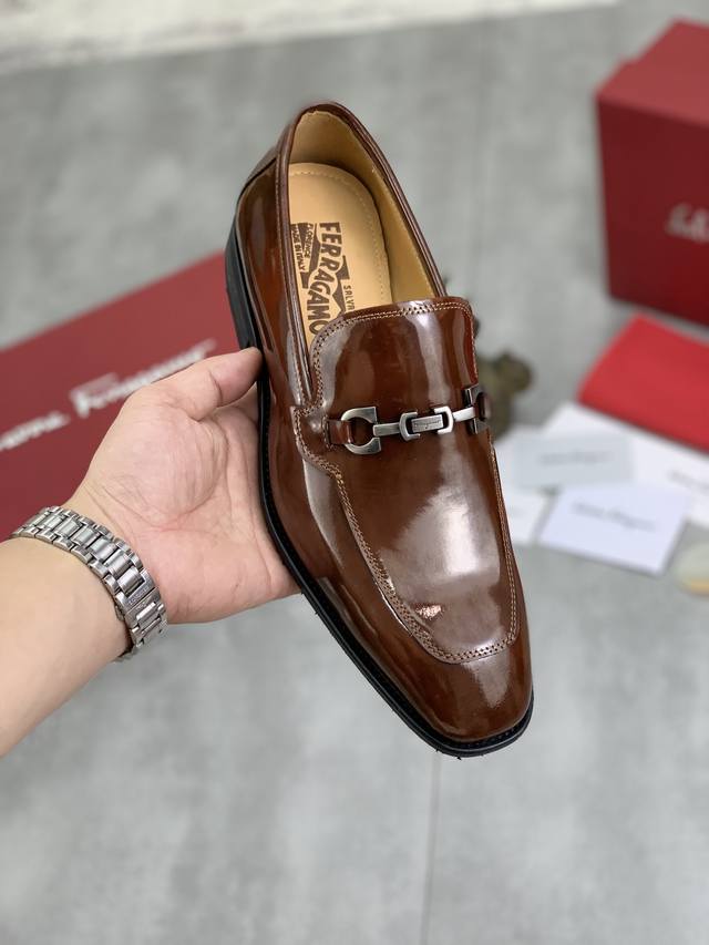 工厂P价P 实价 水染牛里 Salvatore Ferragamo 菲拉格慕 男士最新款休闲商务皮鞋！专柜同步上市！面料采用专用进口原版荔枝纹小牛皮，内里采用进