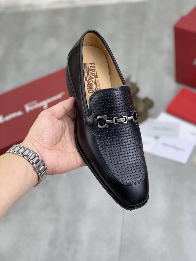 工厂P价P 实价 水染牛里 Salvatore Ferragamo 菲拉格慕 男士最新款休闲商务皮鞋！专柜同步上市！面料采用专用进口原版荔枝纹小牛皮，内里采用进