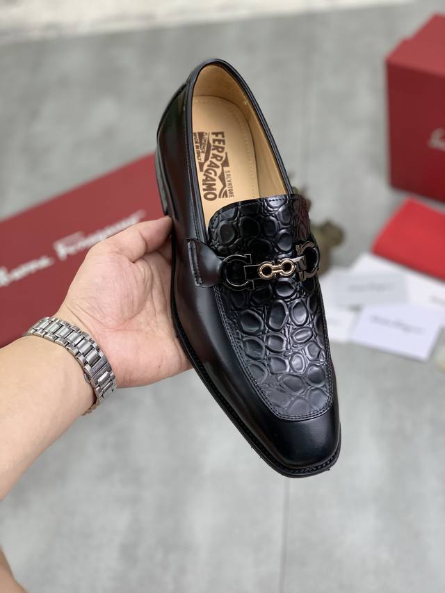 工厂P价P 实价 水染牛里 Salvatore Ferragamo 菲拉格慕 男士最新款休闲商务皮鞋！专柜同步上市！面料采用专用进口原版荔枝纹小牛皮，内里采用进