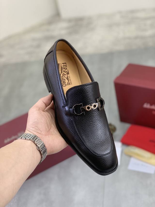 工厂P价P 实价 水染牛里 Salvatore Ferragamo 菲拉格慕 男士最新款休闲商务皮鞋！专柜同步上市！面料采用专用进口原版荔枝纹小牛皮，内里采用进