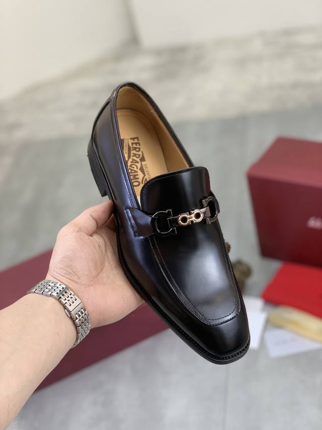 工厂P价P 实价 水染牛里 Salvatore Ferragamo 菲拉格慕 男士最新款休闲商务皮鞋！专柜同步上市！面料采用专用进口原版开边珠小牛皮，内里采用进