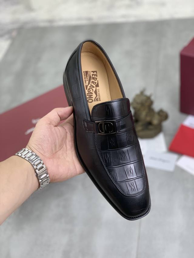 工厂P价P 实价 水染牛里 Salvatore Ferragamo 菲拉格慕 男士最新款休闲商务皮鞋！专柜同步上市！面料采用专用进口原版开边珠小牛皮，内里采用进