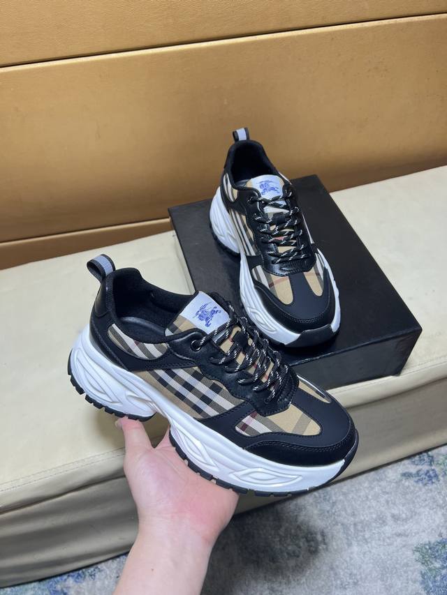 巴宝莉 原单品质.～ 独特现代风运动鞋。休闲鞋潮男必备款 意大利进口原版品牌，进口原版皮，羊里 拒绝脱色磨脚 鞋底：原厂特供原版底，法国懒人风格设计 贴脚 在贴