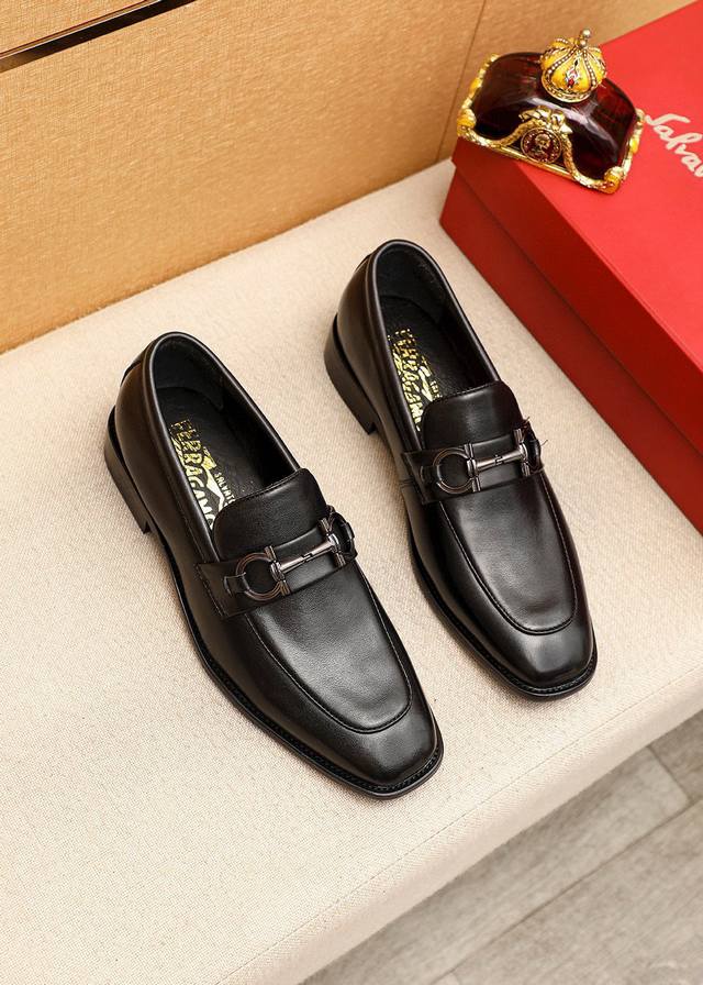 商品商标：Ferragamo 菲拉格慕 休闲皮鞋正码码数: 38-44 45.46订制 商品材料：精选 进口头层小牛皮鞋面+奢华五金扣，进口水染牛皮内里。强烈立