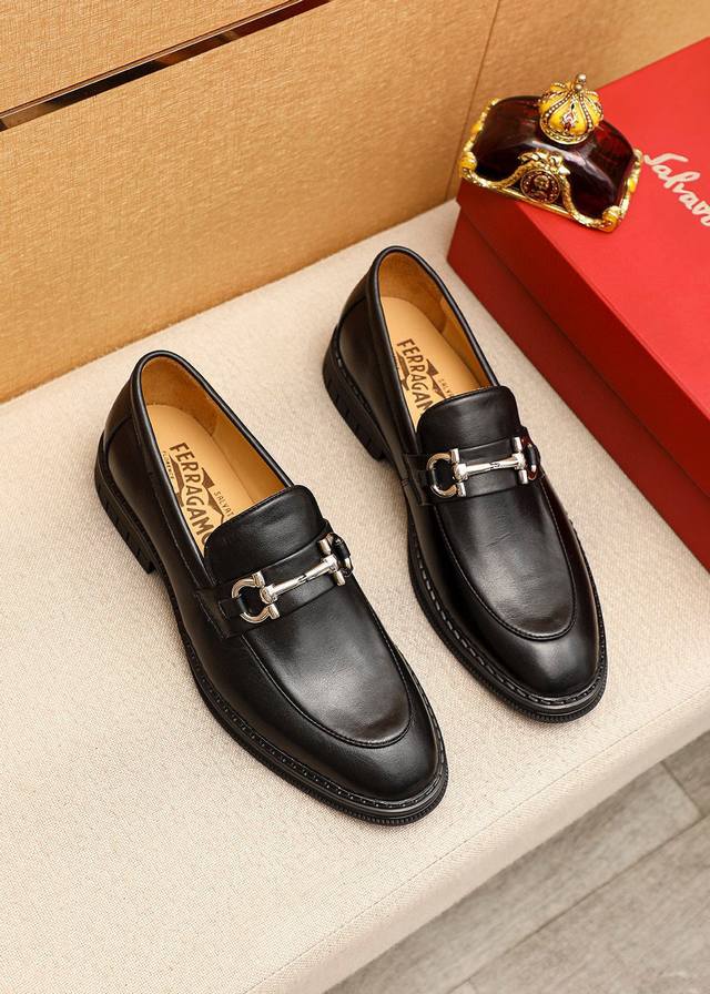 商品商标：Ferragamo 菲拉格慕 休闲皮鞋正码码数: 38-44 45.46订制 商品材料：精选 进口头层小牛皮鞋面+奢华五金扣，进口水染牛皮内里。强烈立