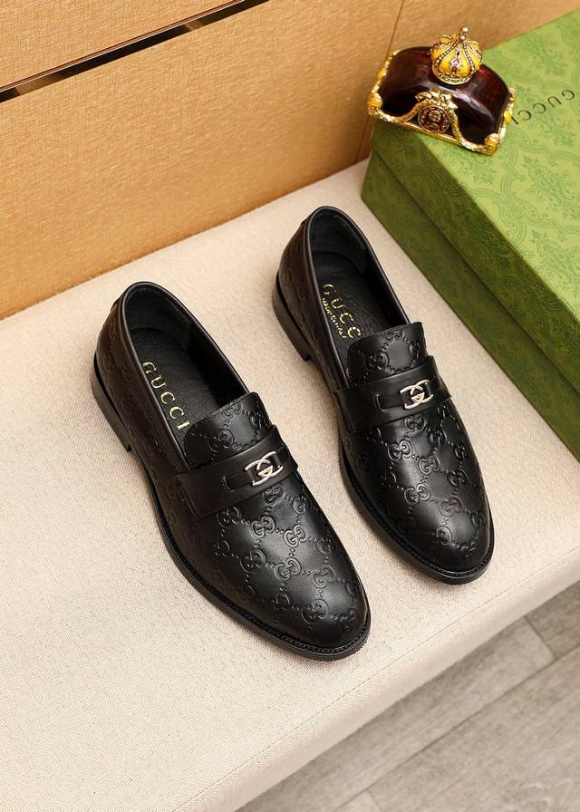 商品商标：Gucci 古驰 休闲皮鞋正码码数: 38-44 45.46订制 商品材料：精选 进口头层小牛皮压花鞋面+奢华五金扣，进口水染牛皮内里。强烈立体视觉效