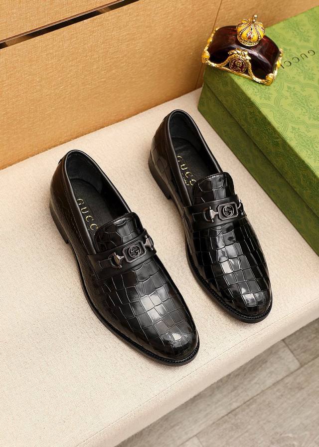 商品商标：Gucci 古驰 休闲皮鞋正码码数: 38-44 45.46订制 商品材料：精选 进口头层开边珠牛皮压花鞋面+奢华五金扣，进口水染牛皮内里。强烈立体视