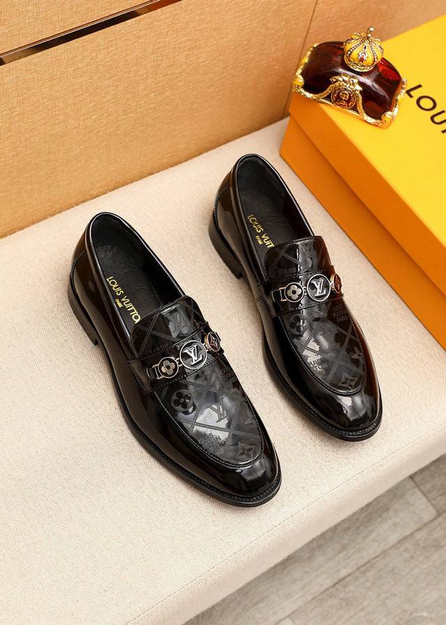 商品商标：Louis Vuitton 路易威登 休闲皮鞋正码码数: 38-44 45.46订制 商品材料：精选 进口头层漆皮鞋面+奢华五金扣，进口头层牛皮内里。