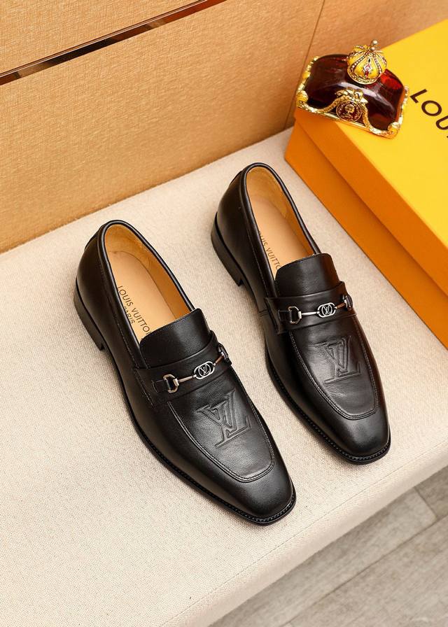 商品商标：Louis Vuitton 路易威登 休闲皮鞋正码码数: 38-44 45.46订制 商品材料：精选 进口头层小牛皮鞋面+奢华五金扣，进口头层牛皮内里