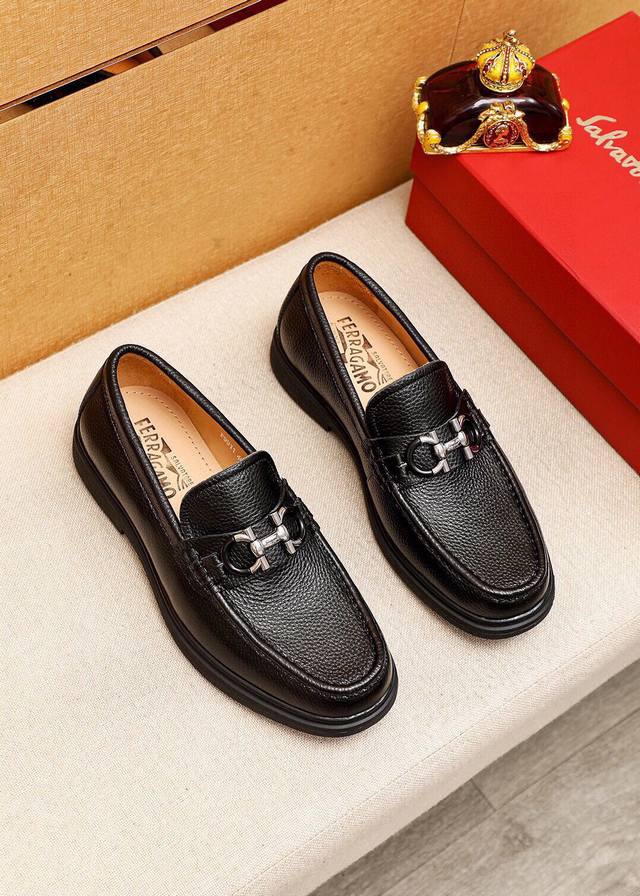 商品商标：Ferragamo 菲拉格慕 休闲皮鞋正码码数: 38-44 45订制 商品材料：精选 进口头层荔枝纹牛皮鞋面+奢华五金扣，进口水染牛皮内里。强烈立体
