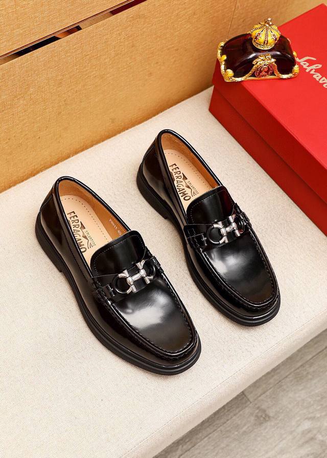 商品商标：Ferragamo 菲拉格慕 休闲皮鞋正码码数: 38-44 45订制 商品材料：精选 进口头层开边珠牛皮鞋面+奢华五金扣，进口水染牛皮内里。强烈立体