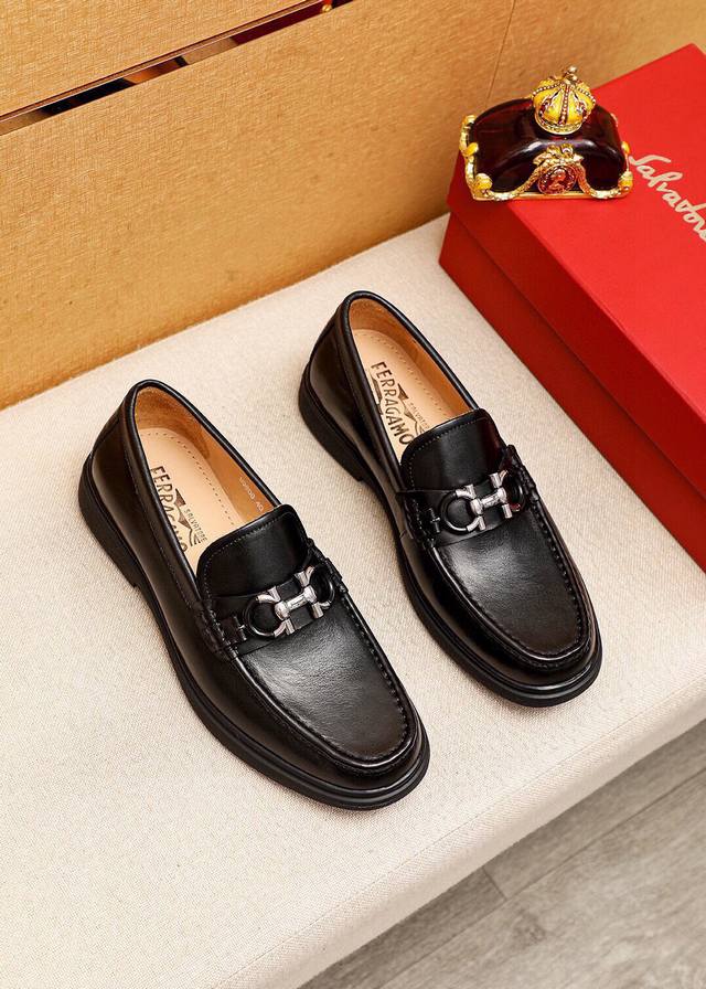 商品商标：Ferragamo 菲拉格慕 休闲皮鞋正码码数: 38-44 45订制 商品材料：精选 进口头层小牛皮鞋面+奢华五金扣，进口水染牛皮内里。强烈立体视觉