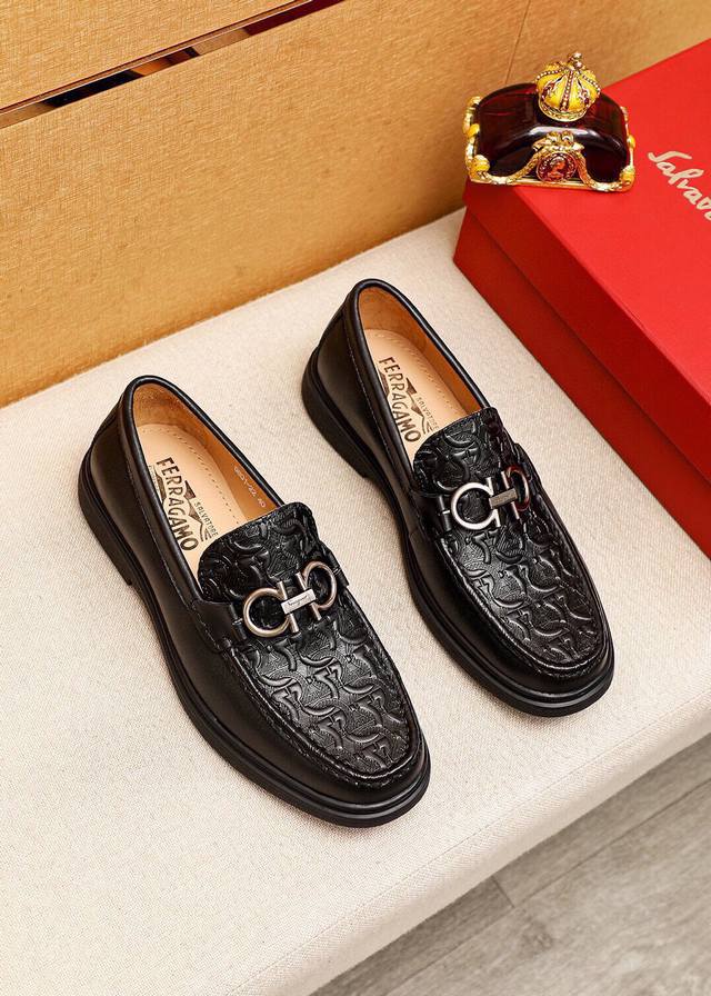 商品商标：Ferragamo 菲拉格慕 休闲皮鞋正码码数: 38-44 45订制 商品材料：精选 进口头层小牛皮压花鞋面+奢华五金扣，进口水染牛皮内里。强烈立体