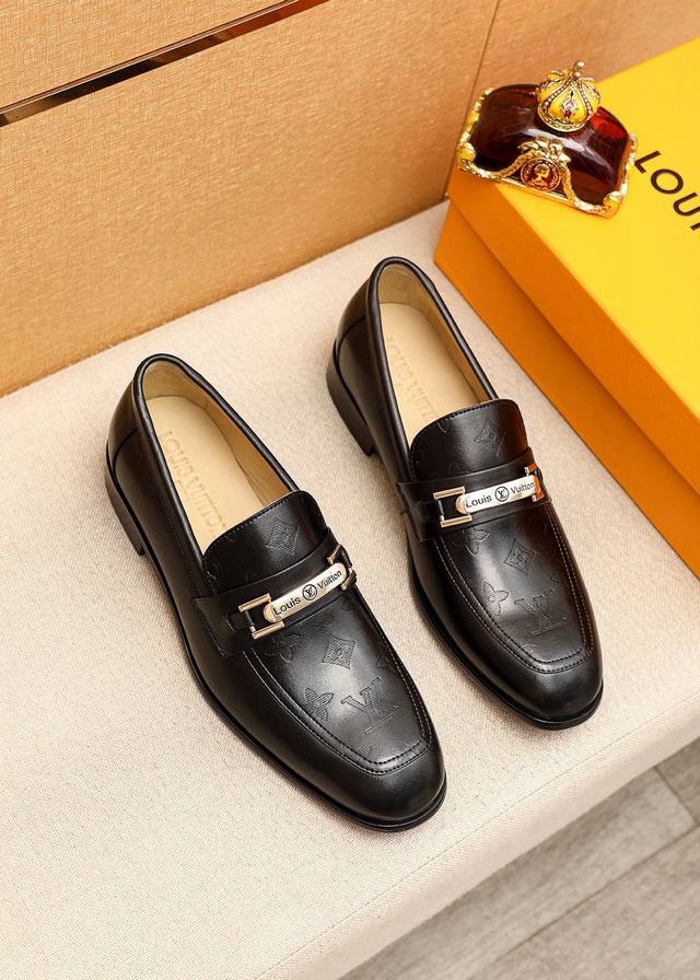 商品商标：Louis Vuitton 路易威登 休闲皮鞋正码码数: 38-44 45.46.47订制 商品材料：精选 进口头层荔枝纹牛皮圧花鞋面+奢华五金扣，进