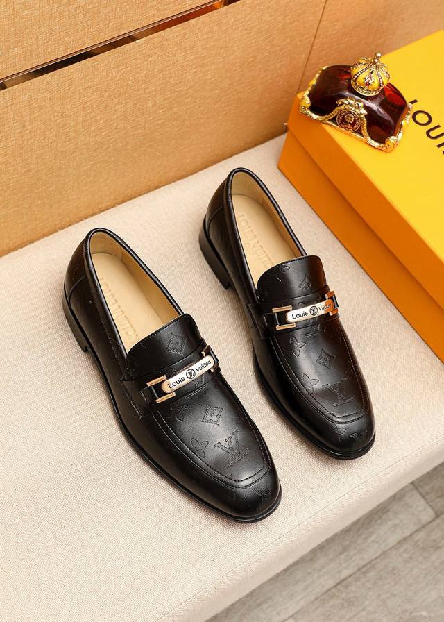 商品商标：Louis Vuitton 路易威登 休闲皮鞋正码码数: 38-44 45.46.47订制 商品材料：精选 进口头层牛皮圧花鞋面+奢华五金扣，进口头层