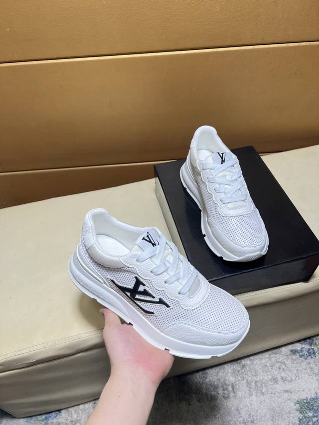 原单品质独家首发 路易威登 独特现代风运动鞋。休闲乐福原版皮 羊里 拒绝脱色磨脚 鞋底：原厂特供原版底，超酷 系带走路都带风风格设计 超舒服耐磨防滑原版底 。就