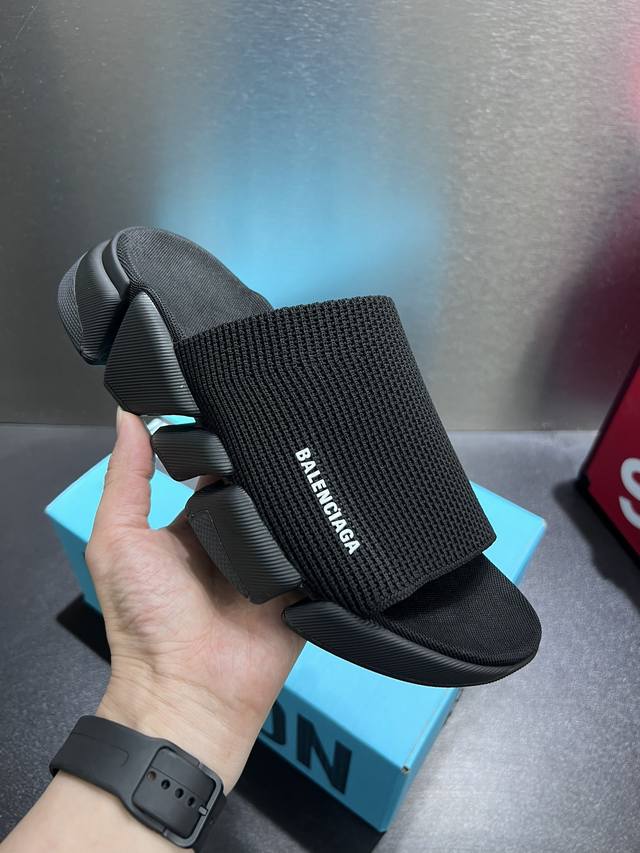 实价 Balenciag A拖鞋 升级版推出Speed 2.0 版本全新袜子鞋拖鞋 原厂货 绝非通版 2.0版的袜子部分可以把脚背和脚踝完全包裹起来，鞋面是原版