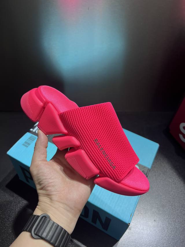 实价 Balenciag A拖鞋 升级版推出Speed 2.0 版本全新袜子鞋拖鞋 原厂货 绝非通版 2.0版的袜子部分可以把脚背和脚踝完全包裹起来，鞋面是原版