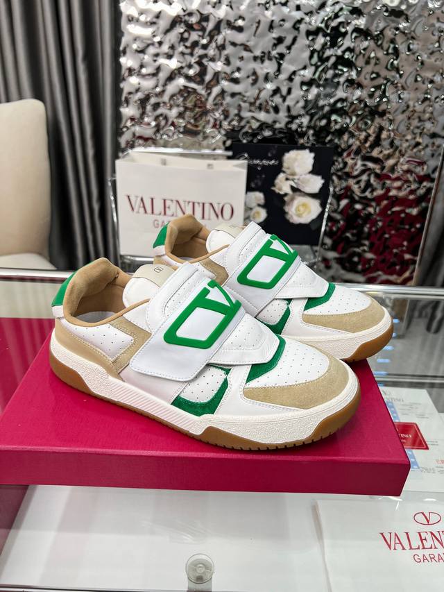 实价 华伦天奴 情侣款运动面包鞋系列 Valentino 2025新款情侣运动鞋 火爆发售. 原版Zp入购拆解. 反复打版调改. 1：1还原！顶级奢华力作 魔术