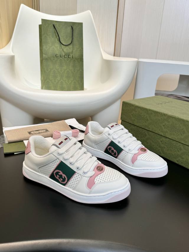 实价 Gucc经典脏脏鞋 顶级工厂P品质，砖柜一比一无可挑剔，穿上脚舒适度燃到爆表，复古做旧元素，鞋舌复古标，双Glogo，满面的Gucc元素面料：头层全粒面磨
