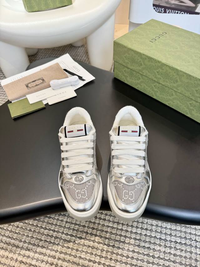 实价 Gucc经典脏脏鞋 顶级工厂P品质，砖柜一比一无可挑剔，穿上脚舒适度燃到爆表，复古做旧元素，鞋舌复古标，双Glogo，满面的Gucc元素面料：头层全粒面贴