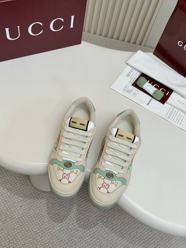 实价 Gucc经典脏脏鞋 顶级工厂P品质，砖柜一比一无可挑剔，穿上脚舒适度燃到爆表，复古做旧元素，鞋舌复古标，双Glogo，满面的Gucc元素面料：头层全粒面磨