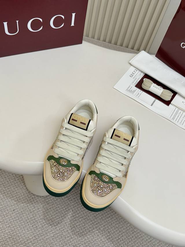 实价 Gucc经典脏脏鞋 顶级工厂P品质，砖柜一比一无可挑剔，穿上脚舒适度燃到爆表，复古做旧元素，鞋舌复古标，双Glogo，满面的Gucc元素面料：头层全粒面磨