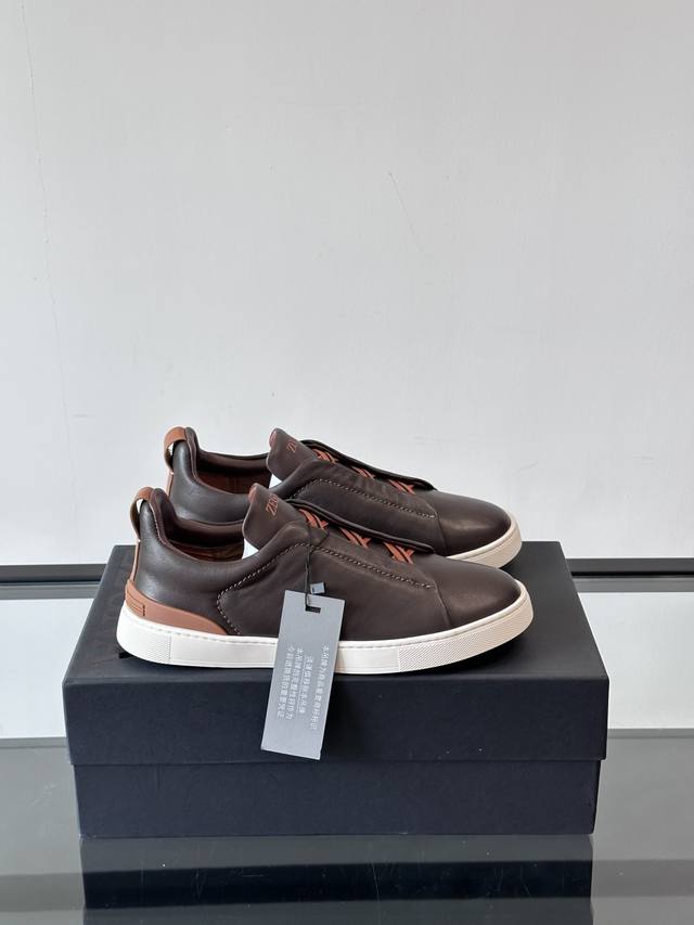 Zegna 杰尼亚 新款男士低帮皮革运动鞋，选用进口牛皮打造，丰富的工艺细节，鞋底骆马皮革嵌饰和品牌压纹徽标细节，干净简洁的设计线条非常百搭，优雅大气，动感十足