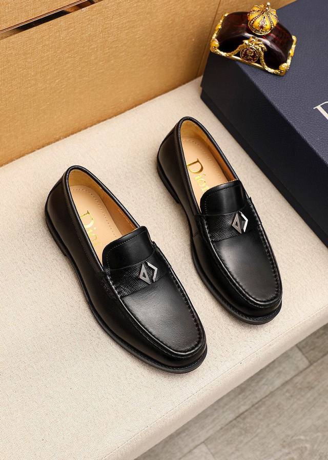 商品商标：Dior 迪奥 休闲皮鞋正码码数: 38-44 45订做 商品材料：精选 意大利进口头层小牛皮鞋面+经典五金扣，进口水染牛皮内里。强烈立体视觉效果，橡