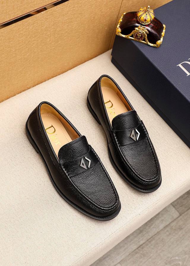 商品商标：Dior 迪奥 休闲皮鞋正码码数: 38-44 45订做 商品材料：精选 意大利进口头层荔枝纹小牛皮鞋面+经典五金扣，进口水染牛皮内里。强烈立体视觉效
