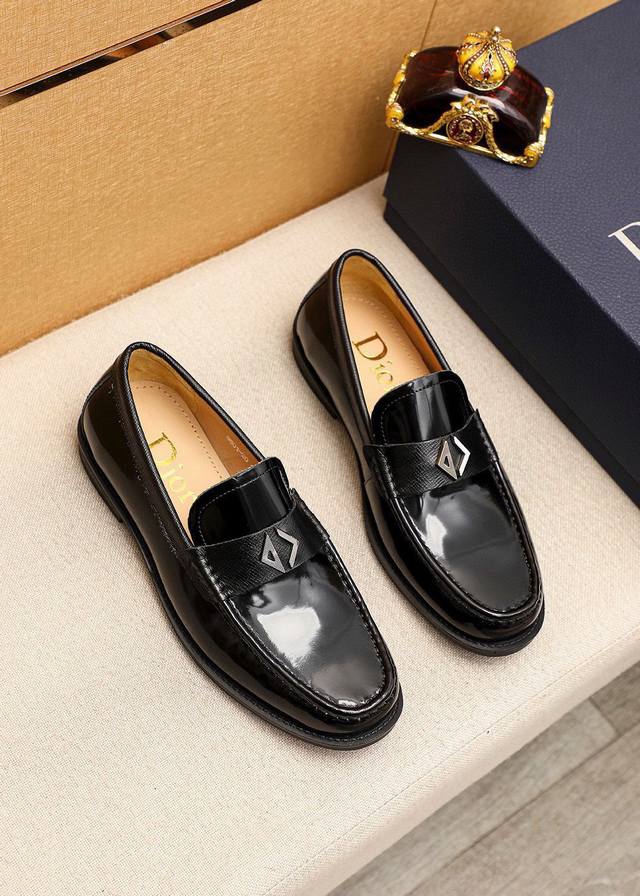 商品商标：Dior 迪奥 休闲皮鞋正码码数: 38-44 45订做 商品材料：精选 意大利进口头层开边珠小牛皮鞋面+经典五金扣，进口水染牛皮内里。强烈立体视觉效