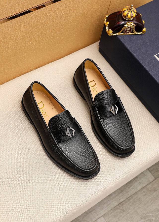 商品商标：Dior 迪奥 休闲皮鞋正码码数: 38-44 45订做 商品材料：精选 意大利进口头层十字纹小牛皮鞋面+经典五金扣，进口水染牛皮内里。强烈立体视觉效