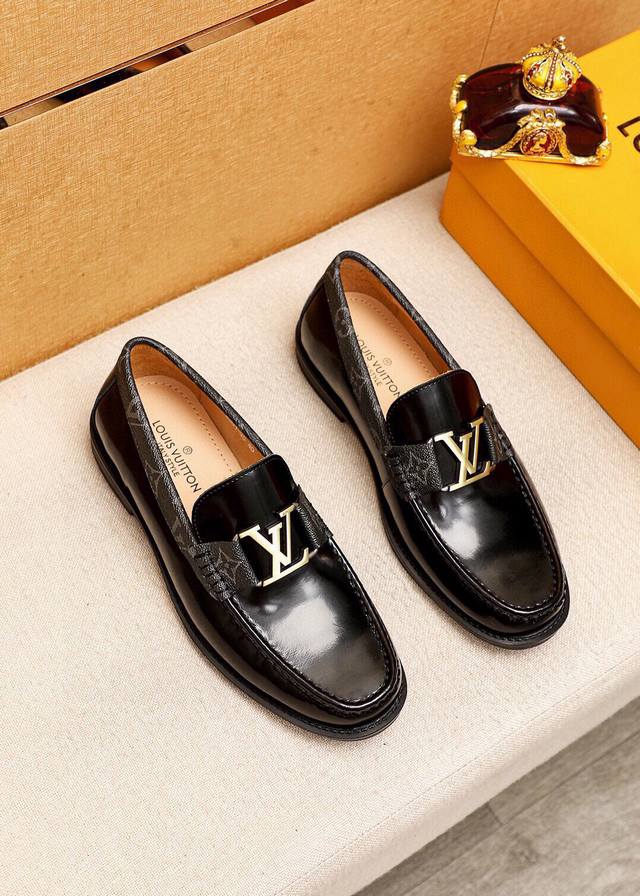 商品商标：Louis Vuitton 路易威登 休闲皮鞋正码码数: 38-44 45订制 商品材料：精选 进口头层开边珠牛皮鞋面+奢华五金扣，进口头层牛皮内里。