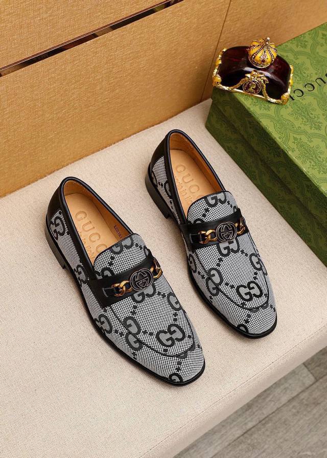商品商标：Gucci 古驰 休闲皮鞋正码码数: 38-44 45.46.47订制 商品材料：精选 进口头层布料鞋面+原版五金扣，进口牛皮内里。强烈立体视觉效果，