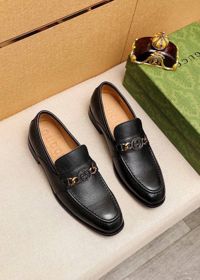 商品商标：Gucci 古驰 休闲皮鞋正码码数: 38-44 45.46.47订制 商品材料：精选 进口头层荔枝纹牛皮鞋面+原版五金扣，进口牛皮内里。强烈立体视觉