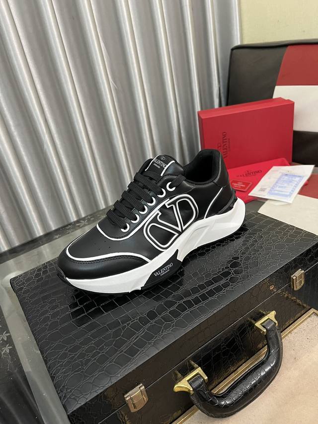 出厂价Pp： Valention 休闲运动鞋-鞋面：纳帕小牛皮、反绒小牛皮、鞋身车缝品牌图腾、后跟金属铆钉.丝印品牌Logo、鞋口弹力布-内里：品牌帆布，垫脚；