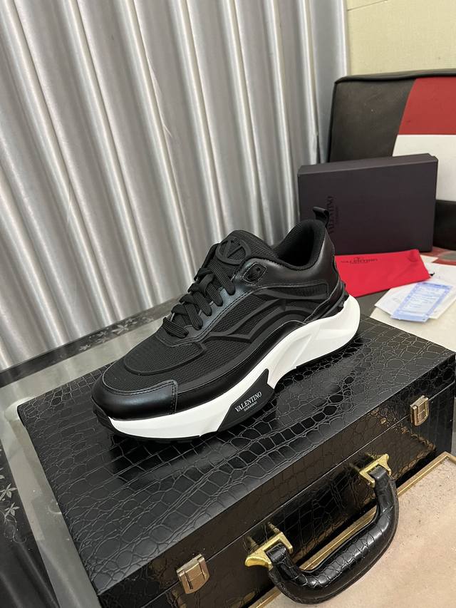 出厂价Pp： 潮牌华伦天努，休闲鞋 Size:38-44 45可以订做 新款 专柜同步新品 ！最高版本高品质专柜1:1，鞋面意大利进口牛皮高档羊皮内里 原版大底