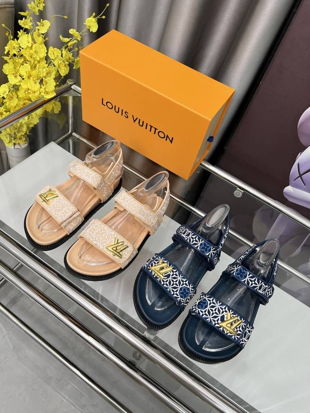 Louis Vuitton路易威登春夏新款拖鞋火爆上市，1:1高级定制，秒杀一切仿品，原版开模Logo装饰，既时尚又美观，面料:存手工针织打造，内里羊皮，精美原