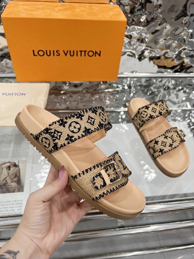 Louis Vuitton路易威登春夏新款拖鞋火爆上市，1:1高级定制，秒杀一切仿品，原版开模Logo装饰，既时尚又美观，面料:刺绣，内里羊皮，精美原版鞋楦，大