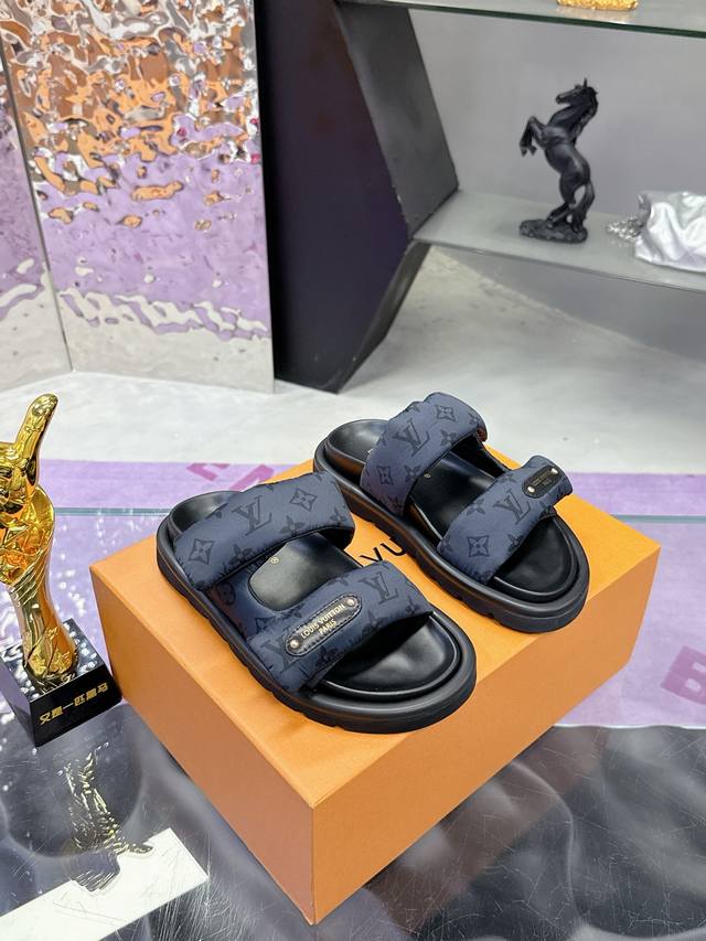 工厂P价P： Lv爆款男女同款码数35-44情侣码 路易威登面包拖 又一爆款 Lv一出即巅峰的超爆款的老花拖鞋面包的脚感 软绵绵的超舒服火爆小红书 高级慵懒风.
