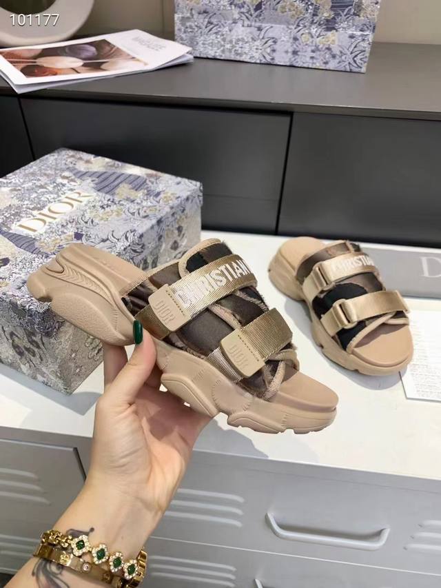 Dior 迪奥 Shoes 22 拖鞋厚底一个女P孩的身份证明六 个 字 母[帮派女P孩专属]别样初夏，内心裹藏蓄势待发的自由跳脱居家舒适圈，街拍变得不知所错快