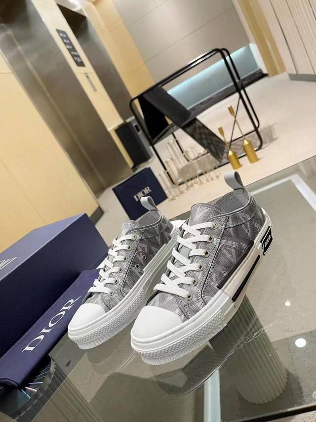 女 ，男 专柜包装 Dior 迪奥 春夏新款 专柜原版购入拆解1:1制作，Dior字母、胶片、系带休闲鞋材料面料： 意大利帆布、磨砂片 内里、垫脚：原版一体气垫