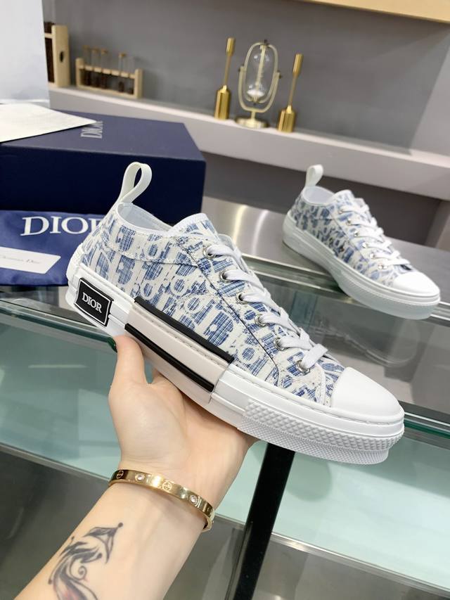 女 ，男 Dior 迪奥 顶级版本情侣款鞋面：采用独家定制原版磨砂珍珠闪Pvc半透明胶片拼接迪奥品牌专用Logo面料十电绣Logo大底：独家私模与原版一致Tpu