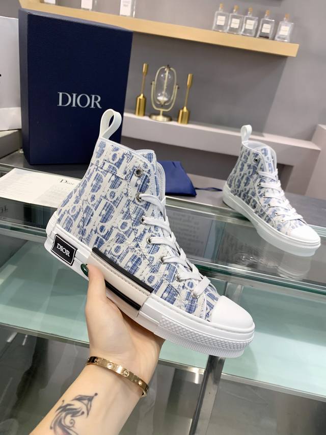 女 ，男 Dior顶级版本情侣款鞋面：采用独家定制原版磨砂珍珠闪Pvc半透明胶片拼接迪奥品牌专用Logo面料十电绣Logo大底：独家私模与原版一致Tpu橡胶组合