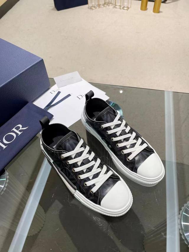 女 专柜包装 Dior 迪奥 春夏新款 专柜原版购入拆解1:1制作，Dior字母、胶片、系带休闲鞋材料面料： 意大利帆布、磨砂片 内里、垫脚：原版一体气垫垫脚